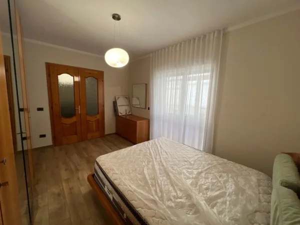 Tirane, jepet me qera apartament 3+1 Kati 3, 120 m² 650 € (rruga e kavajes)