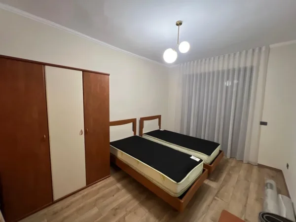 Tirane, jepet me qera apartament 3+1 Kati 3, 120 m² 650 € (rruga e kavajes)