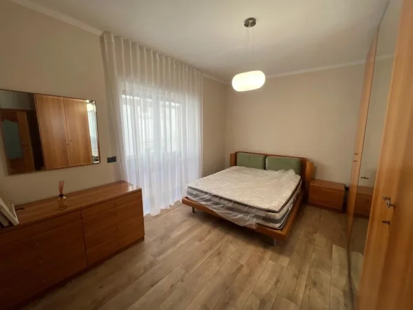 Tirane, jepet me qera apartament 3+1 Kati 3, 120 m² 650 € (rruga e kavajes)