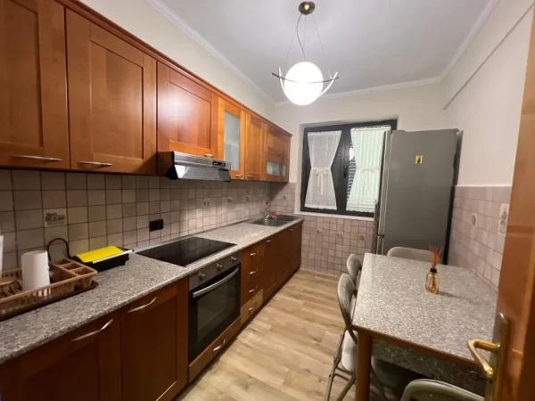 Tirane, jepet me qera apartament 3+1 Kati 3, 120 m² 650 € (rruga e kavajes)