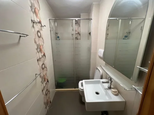 Tirane, jepet me qera apartament 3+1 Kati 3, 120 m² 650 € (rruga e kavajes)