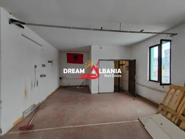 Tirane, jepet me qera ambjent biznesi Kati 3, 740 m² 2.800 € (tek Ish Frigoriferi, rruga “Siri Kodra”)