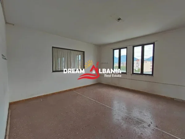 Tirane, jepet me qera ambjent biznesi Kati 3, 740 m² 2.800 € (tek Ish Frigoriferi, rruga “Siri Kodra”)