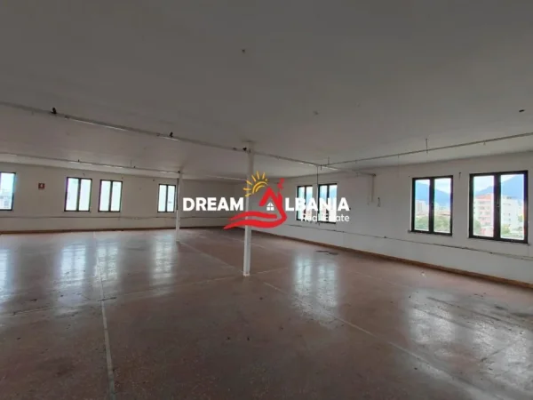 Tirane, jepet me qera ambjent biznesi Kati 3, 740 m² 2.800 € (tek Ish Frigoriferi, rruga “Siri Kodra”)