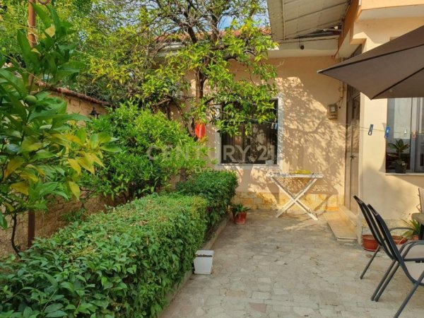 Tirane, jepet me qera shtepi 2+1 Kati 0, 170 m² 800 € (SHKOLLA E KUQE)