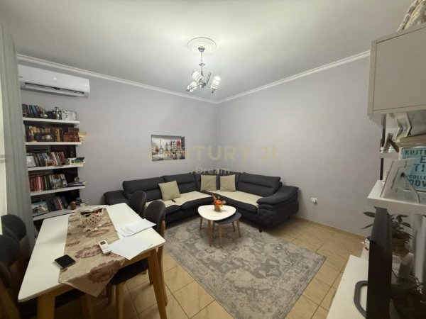 Tirane, jepet me qera shtepi 2+1 Kati 0, 170 m² 800 € (SHKOLLA E KUQE)