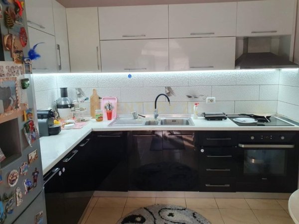 Tirane, jepet me qera shtepi 2+1 Kati 0, 170 m² 800 € (SHKOLLA E KUQE)