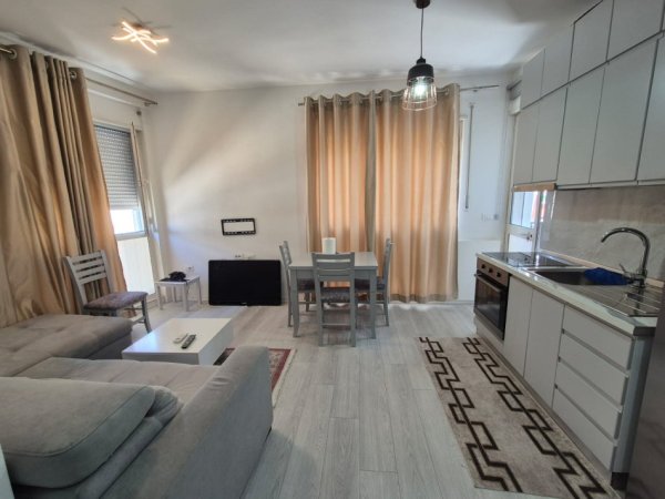 Tirane, jepet me qera apartament 1+1 Kati 2, 52 m² 650 € (KOMUNA E PARISIT)