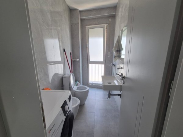 Tirane, jepet me qera apartament 1+1 Kati 2, 52 m² 650 € (KOMUNA E PARISIT)
