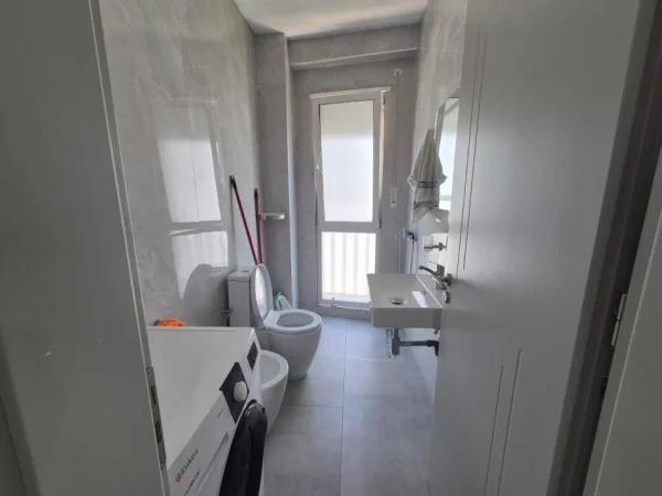 Tirane, jepet me qera apartament 1+1 Kati 2, 52 m² 650 € (KOMUNA E PARISIT)