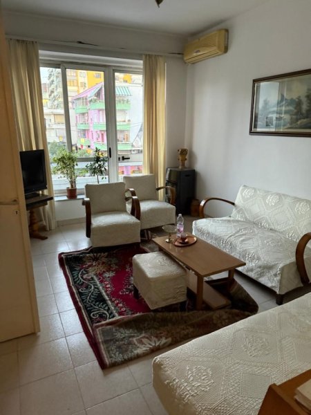 Tirane, jepet me qera apartament 1+1+Ballkon Kati 2, 65 m² 400 € (21 DHJETORI)