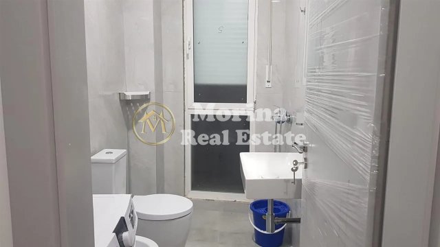Tirane, jepet me qera apartament 1+1 Kati 4, 65 m² 650 € (Komuna e Parisit)