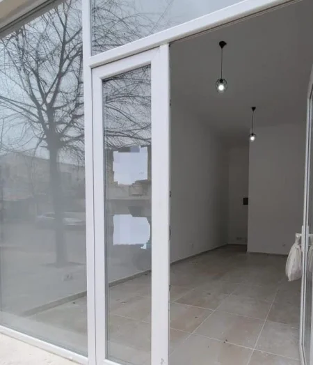 Tirane, jepet me qera dyqan Kati 0, 60 m² 900 € (VASIL SHANTO)