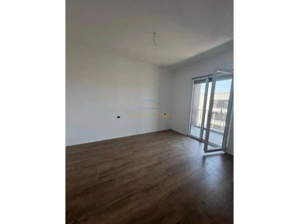 Tirane, shitet apartament 1+1+Aneks+Ballkon Kati 8, 64 m² 57.000 € (Kamez)