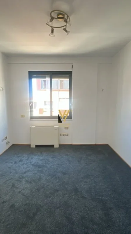 Tirane, jepet me qera zyre Kati 9, 100 m² 1.300 € (BLLOK)