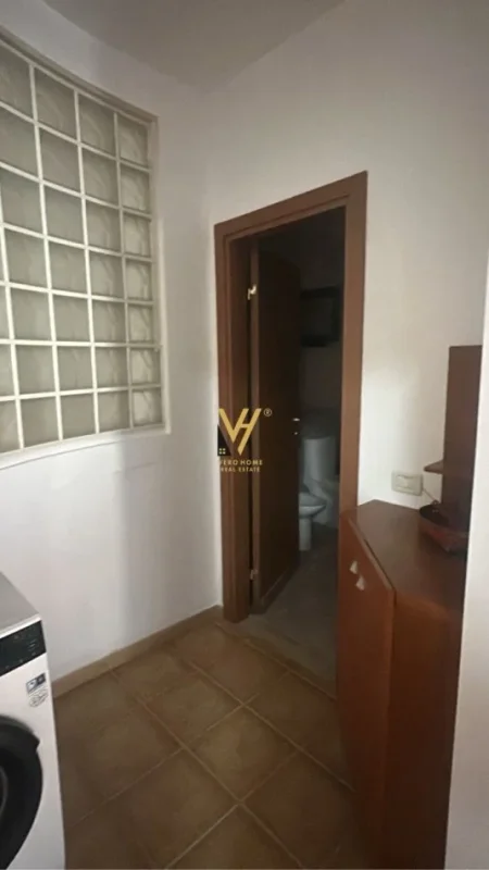 Tirane, jepet me qera zyre Kati 9, 100 m² 1.300 € (BLLOK)