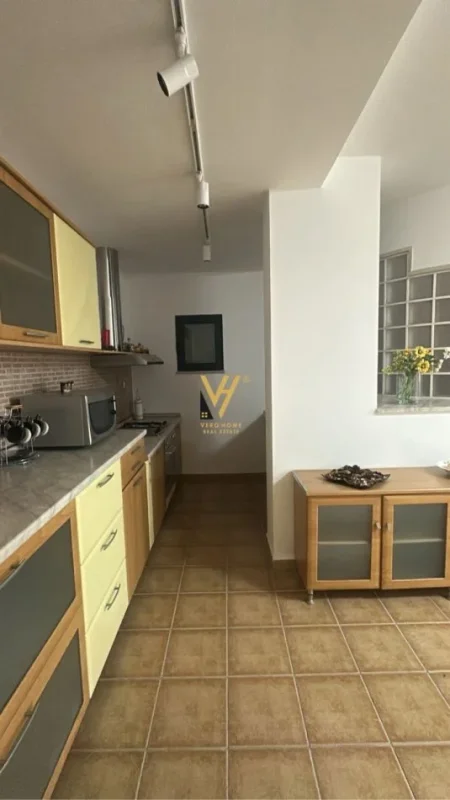 Tirane, jepet me qera zyre Kati 9, 100 m² 1.300 € (BLLOK)
