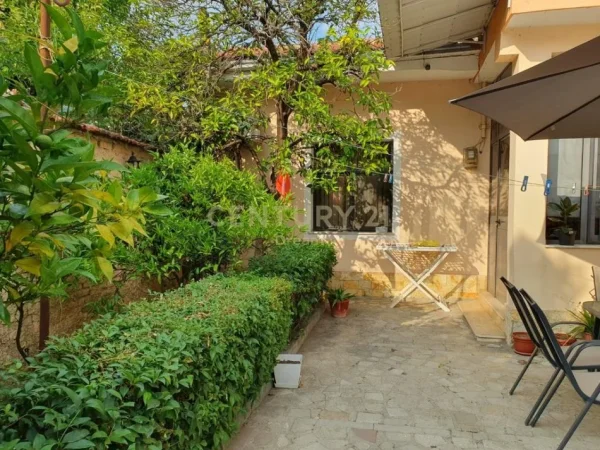 Tirane, jepet me qera shtepi 2+1+Ballkon Kati 1, 170 m² 800 € (Shkolla e kuqe)
