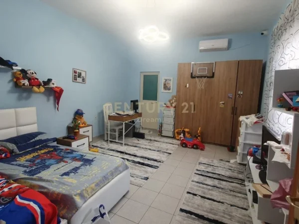 Tirane, jepet me qera shtepi 2+1+Ballkon Kati 1, 170 m² 800 € (Shkolla e kuqe)