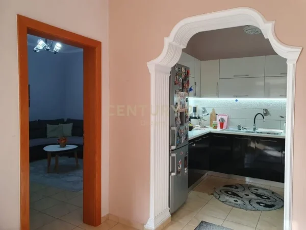 Tirane, jepet me qera shtepi 2+1+Ballkon Kati 1, 170 m² 800 € (Shkolla e kuqe)