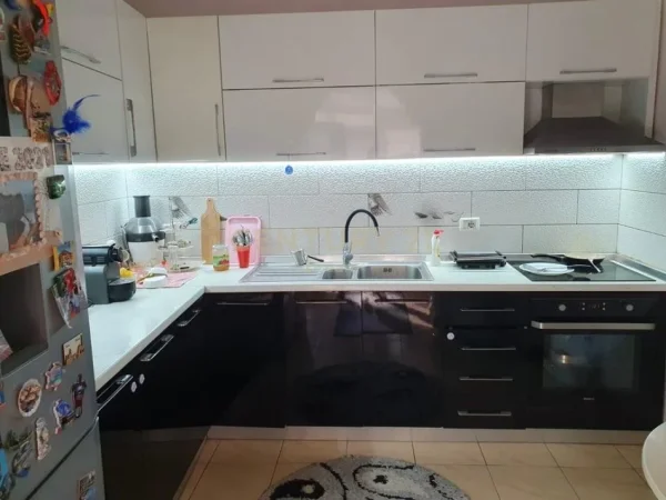 Tirane, jepet me qera shtepi 2+1+Ballkon Kati 1, 170 m² 800 € (Shkolla e kuqe)