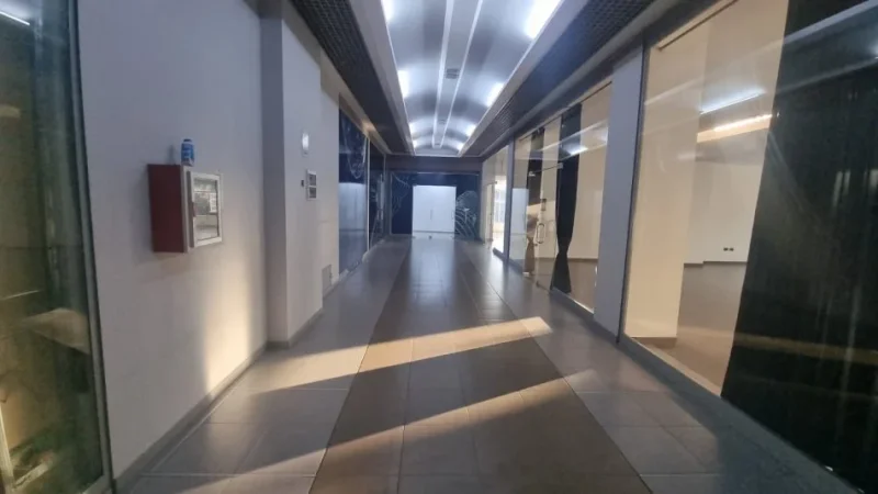 Tirane, jepet me qera ambjent biznesi Kati 1, 1.000 m² 10.000 € (Rruga Xhanfize Keko)