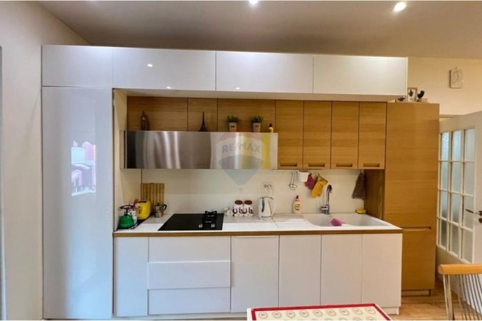 Tirane, jepet me qera apartament 2+1+Ballkon Kati 4, 84 m² 800 € (Shallvaret)