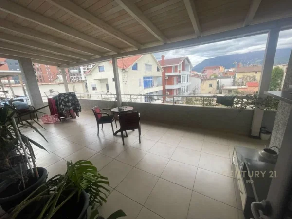 Tirane, jepet me qera apartament duplex Dublex Kati 2, 300 m² 900 € (Rruga Jordan Misja)