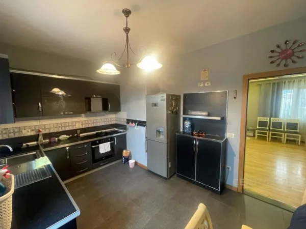 Tirane, jepet me qera apartament duplex Dublex Kati 2, 300 m² 900 € (Rruga Jordan Misja)