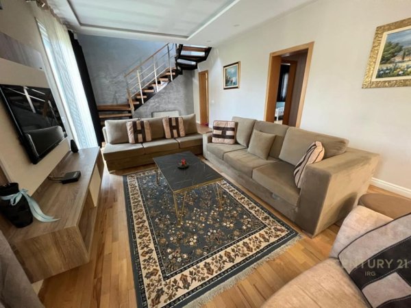 Tirane, jepet me qera apartament duplex Dublex Kati 2, 300 m² 900 € (Rruga Jordan Misja)