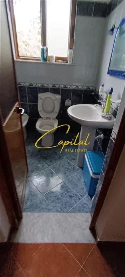 Tirane, jepet me qera apartament 3+1 Kati 2, 176 m² 600 € (SHKOZE)