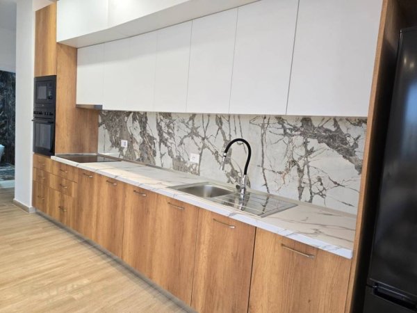 Tirane, jepet me qera apartament 2+1 Kati 5, 112 m² 1.200 € (Rr.Riza Cerova)
