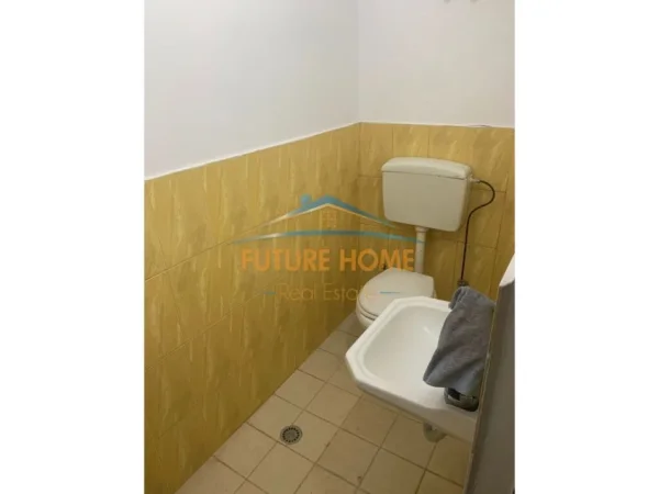 Tirane, jepet me qera ambjent biznesi Kati 0, 120 m² 700 € (mbi qendren Kristal)