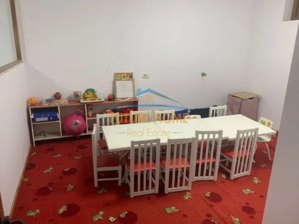 Tirane, jepet me qera ambjent biznesi Kati 0, 120 m² 700 € (mbi qendren Kristal)