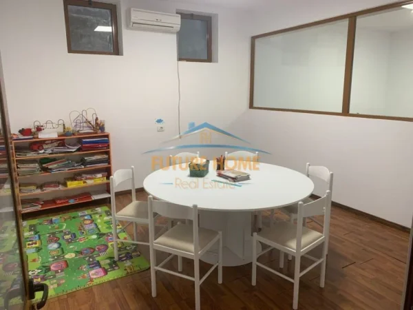 Tirane, jepet me qera ambjent biznesi Kati 0, 120 m² 700 € (mbi qendren Kristal)
