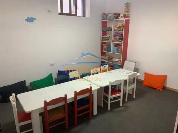 Tirane, jepet me qera ambjent biznesi Kati 0, 120 m² 700 € (mbi qendren Kristal)