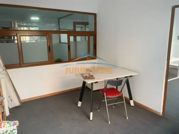 Tirane, jepet me qera ambjent biznesi Kati 0, 120 m² 700 € (mbi qendren Kristal)