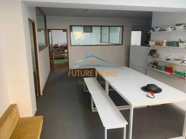 Tirane, jepet me qera ambjent biznesi Kati 0, 120 m² 700 € (mbi qendren Kristal)