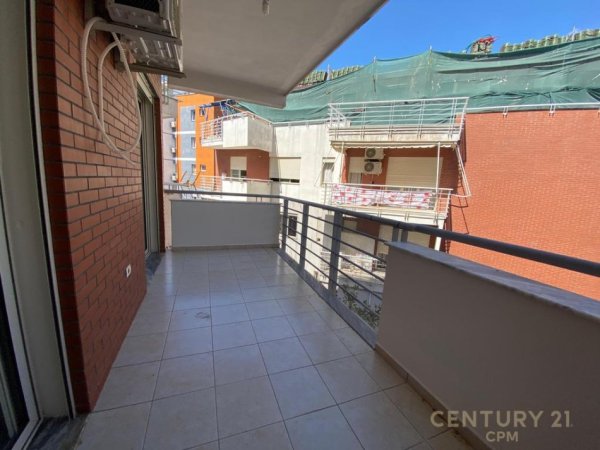Tirane, shitet apartament 1+1+Ballkon Kati 2, 74 m² 148.000 € (Liqeni i thate)