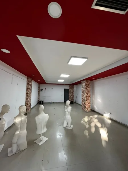 Tirane, jepet me qera ambjent biznesi Kati 0, 90 m² 1.000 € (zogu i zi)