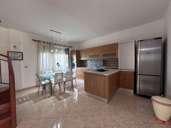 Tirane, jepet me qera apartament duplex 3+1+Aneks+Ballkon Kati 2, 165 m² 600 € 