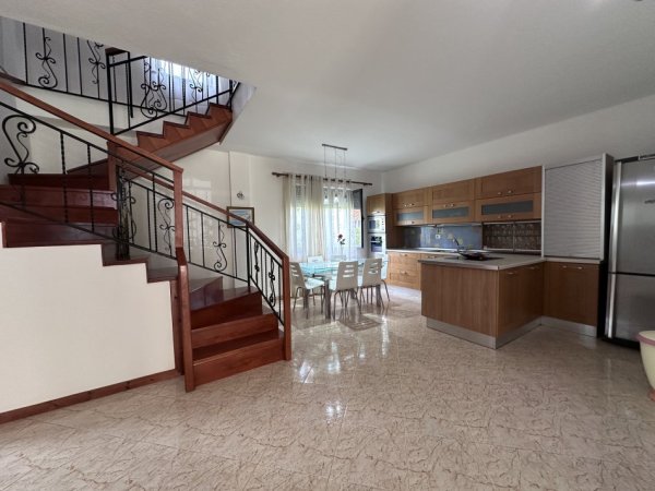 Tirane, jepet me qera apartament duplex 3+1+Aneks+Ballkon Kati 2, 165 m² 600 € 