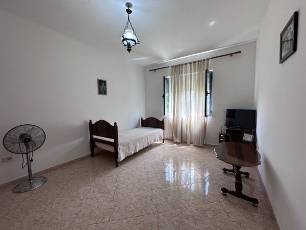 Tirane, jepet me qera apartament duplex 3+1+Aneks+Ballkon Kati 2, 165 m² 600 € 