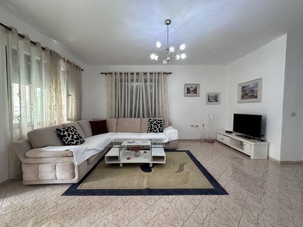 Tirane, jepet me qera apartament duplex 3+1+Aneks+Ballkon Kati 2, 165 m² 600 € 