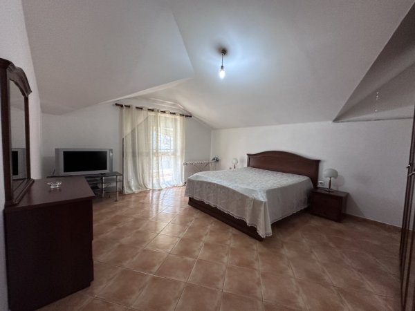 Tirane, jepet me qera apartament duplex 3+1+Aneks+Ballkon Kati 2, 165 m² 600 € 