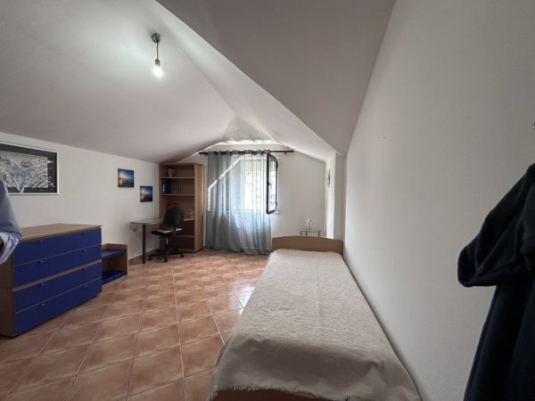 Tirane, jepet me qera apartament duplex 3+1+Aneks+Ballkon Kati 2, 165 m² 600 € 
