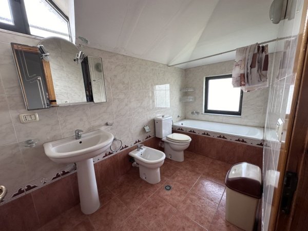 Tirane, jepet me qera apartament duplex 3+1+Aneks+Ballkon Kati 2, 165 m² 600 € 
