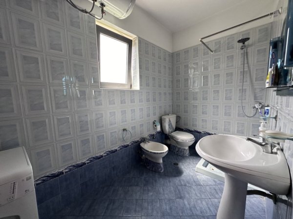 Tirane, jepet me qera apartament duplex 3+1+Aneks+Ballkon Kati 2, 165 m² 600 € 