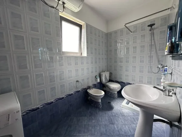 Tirane, jepet me qera apartament duplex 3+1+Aneks+Ballkon Kati 2, 165 m² 600 € 