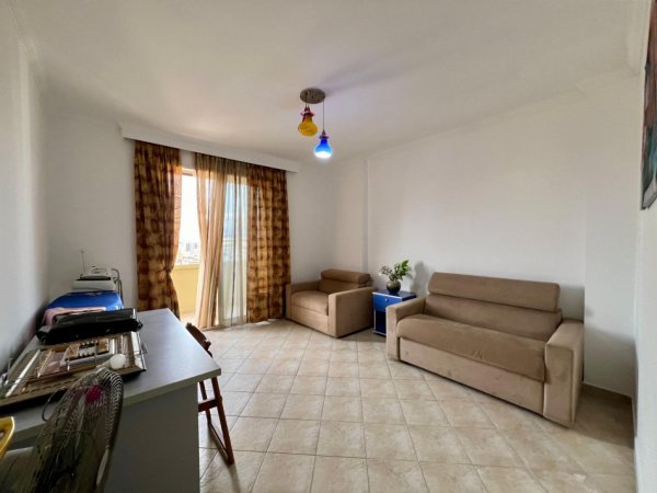 Tirane, jepet me qera apartament 2+1+Ballkon , 140 m² 800 € (Rruga e Barrikadave)